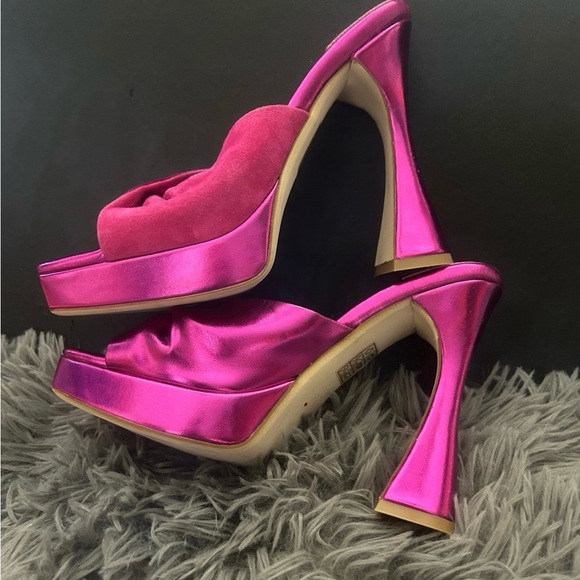 New! Jeffrey Campbell Free People
From Collection of Luna Metallic
Size 6 1/2 - Picture 7 of 10